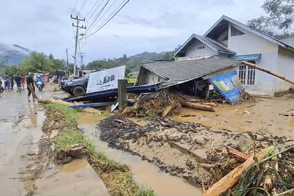 连日暴雨引发洪水和山体滑坡,印尼19人死亡