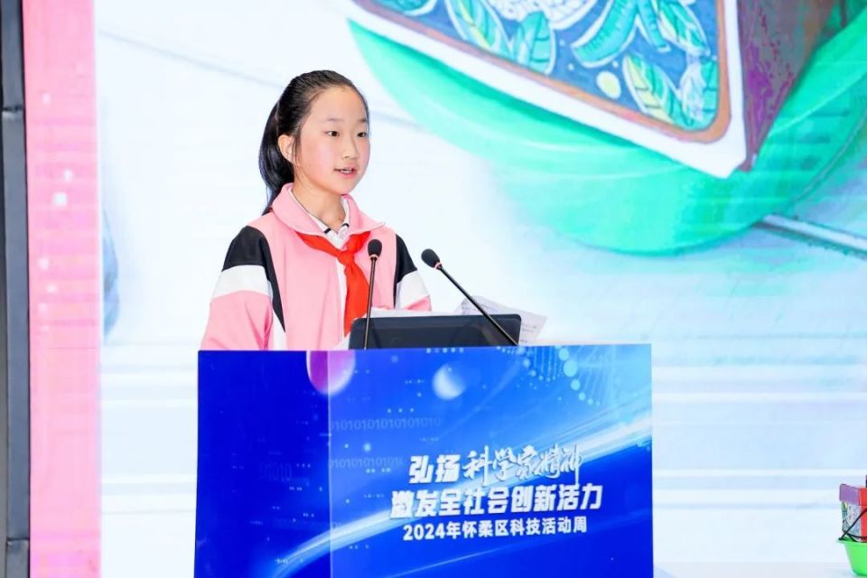 来自北京一零一中学怀柔分校初三年级王瑞麟同学分享了"科学作品发明