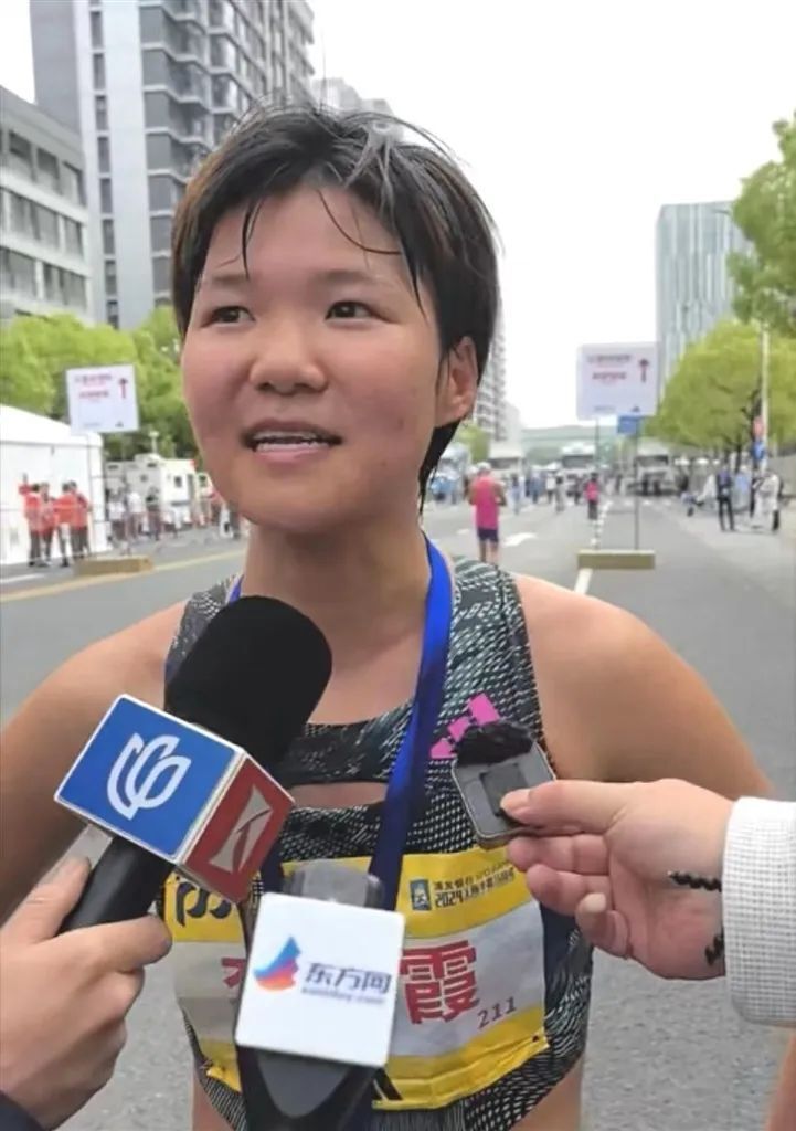 被问到来沪参赛的感受,贾俄仁加和李春霞纷纷为上海和上海半马组委会
