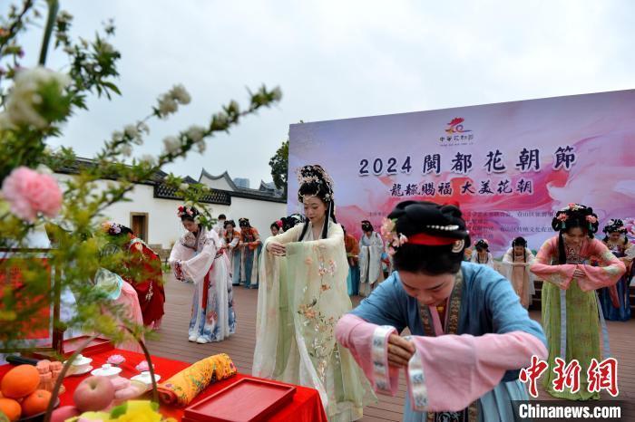 福州再现花朝节习俗 汉服少女赏红护花祭花神