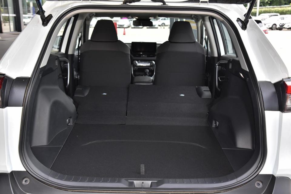 后备厢方面,可以看出丰田rav4荣放的后备厢拥有不错的规整度,同时由于