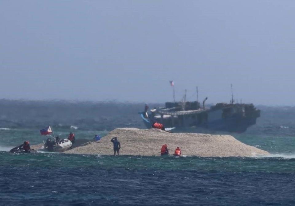 菲律宾人第二次强闯铁线礁,海军直-8超低空驱离,多人被沙石击伤_腾讯