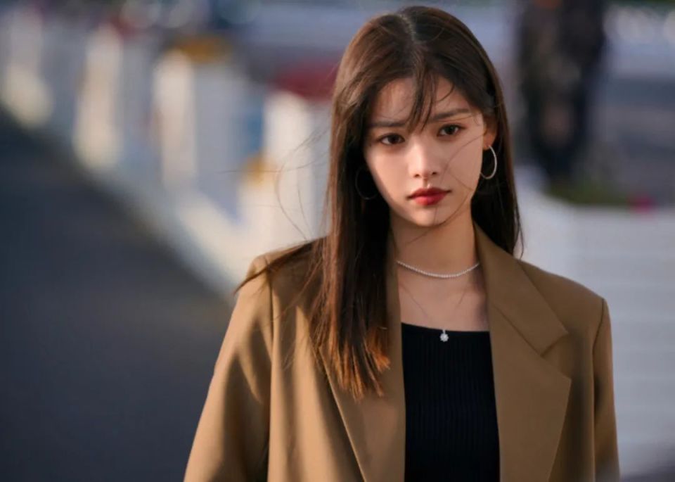 张艺上|「周大福品牌挚友」张艺上演绎轻盈漫步,启