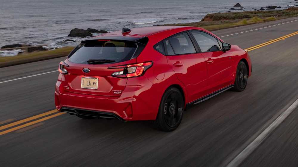 上格栅变得更加宽阔,内部有着斯巴鲁车标引出的黑色装饰条及特殊的