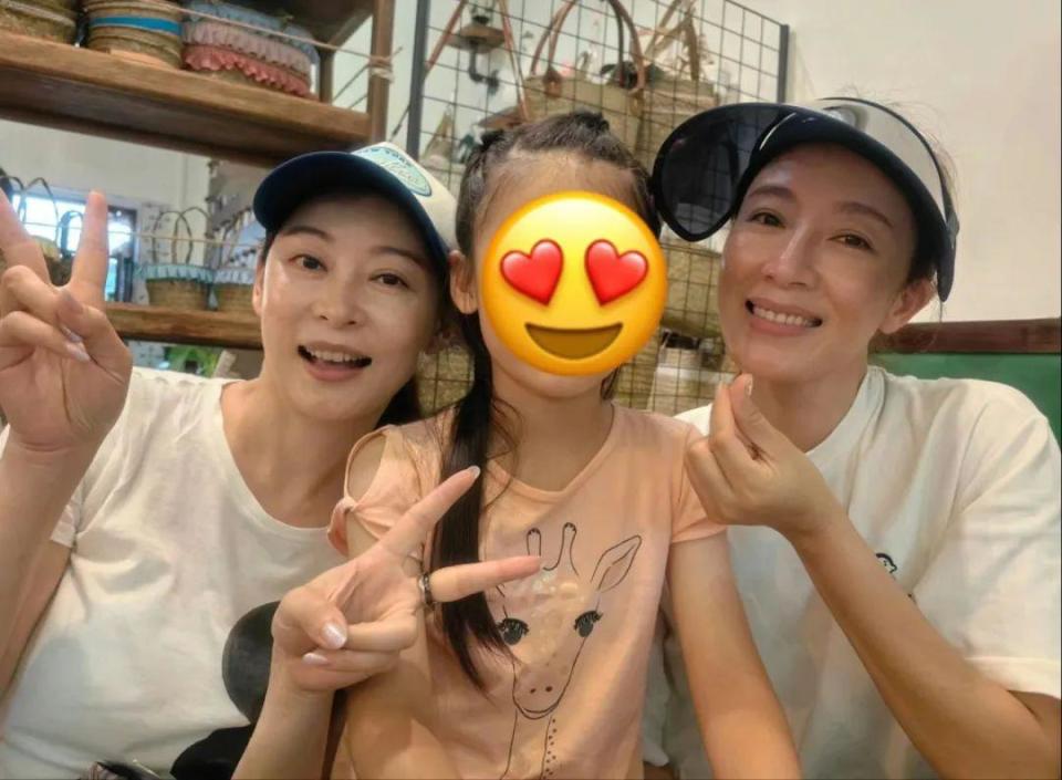 杨怡和胞姐杨卓娜逛街被偶遇，两姐妹打扮朴素，与粉丝合影超亲切_腾讯新闻
