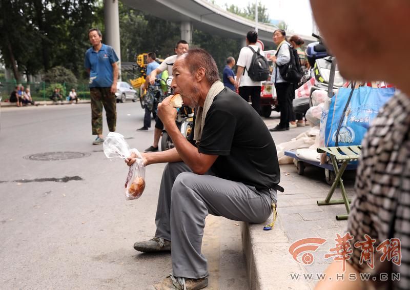 摄影专题|西安人力市场寻活记:感受"找活人"生存的坚韧与艰辛