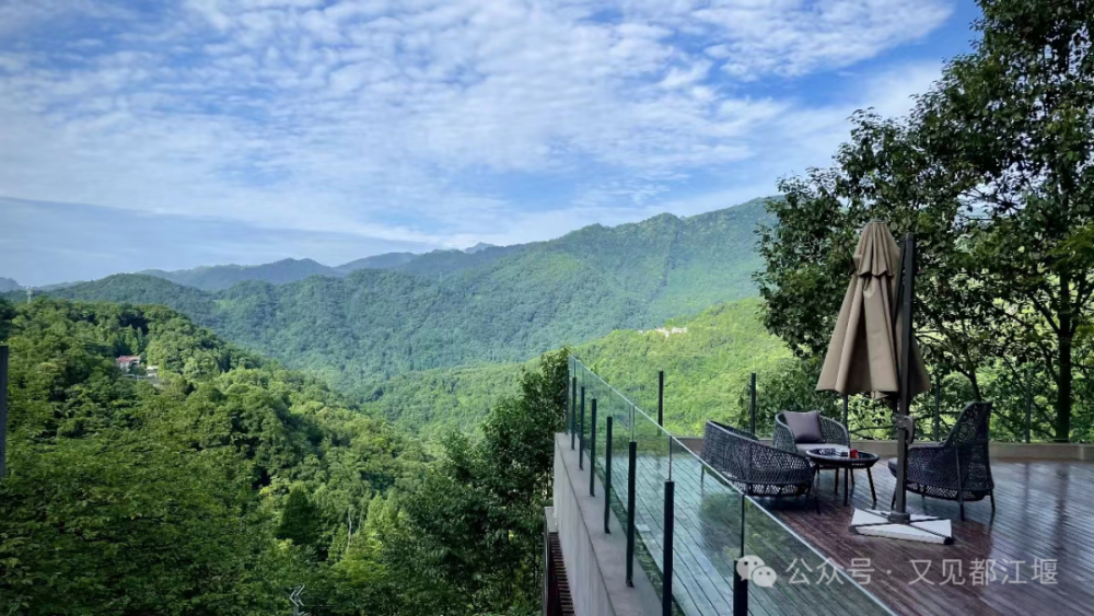 星月拥入胸怀的惬意让一间间藏匿于山谷间的民宿成为了世人避暑的首选