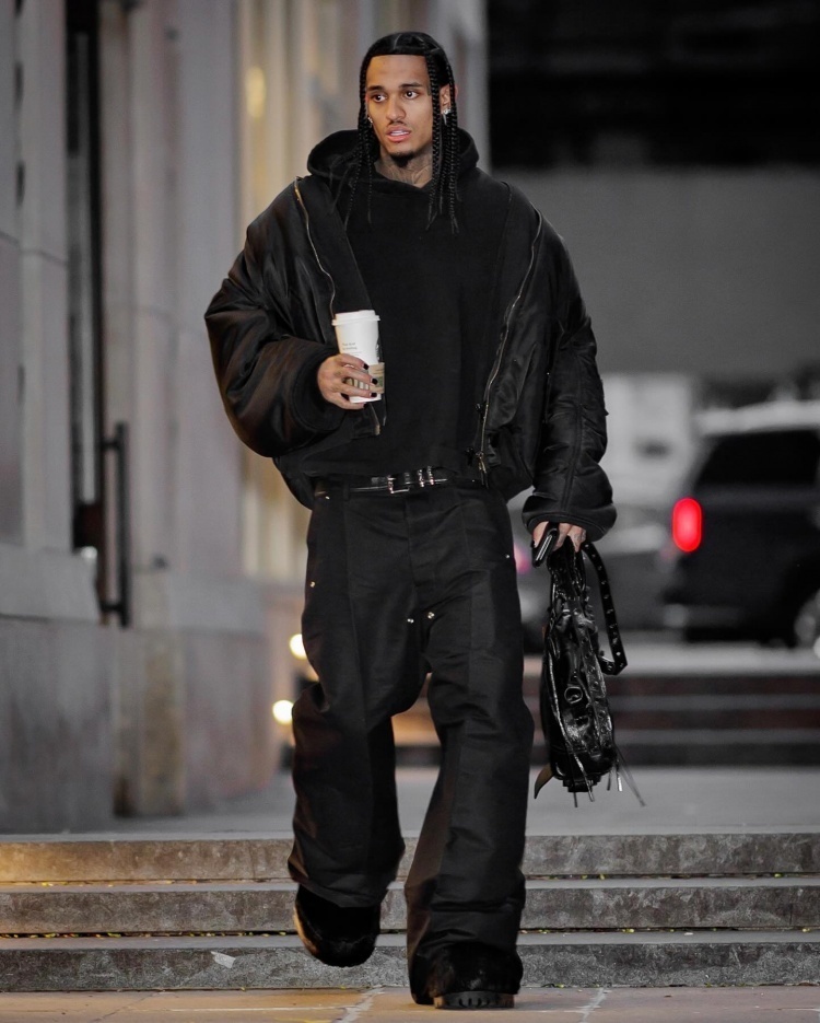 黑包黑衣黑指甲克拉克森全黑色系穿搭尽显潮男风采