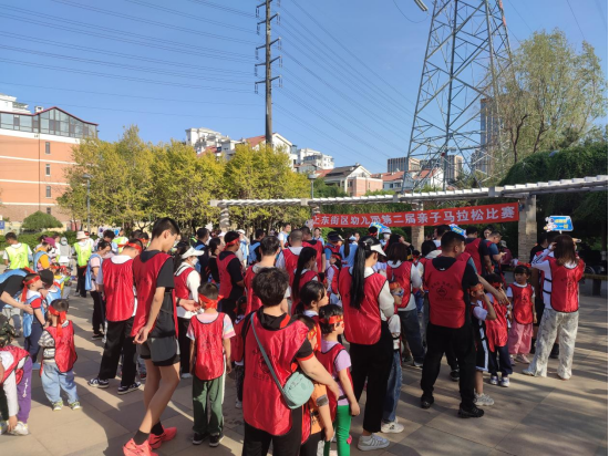 本次活动在专业老师的热身指导中拉开帷幕,来参加活动的大朋友和小