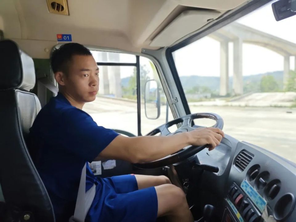 "该支队复训驾驶员袁俊峰说道.