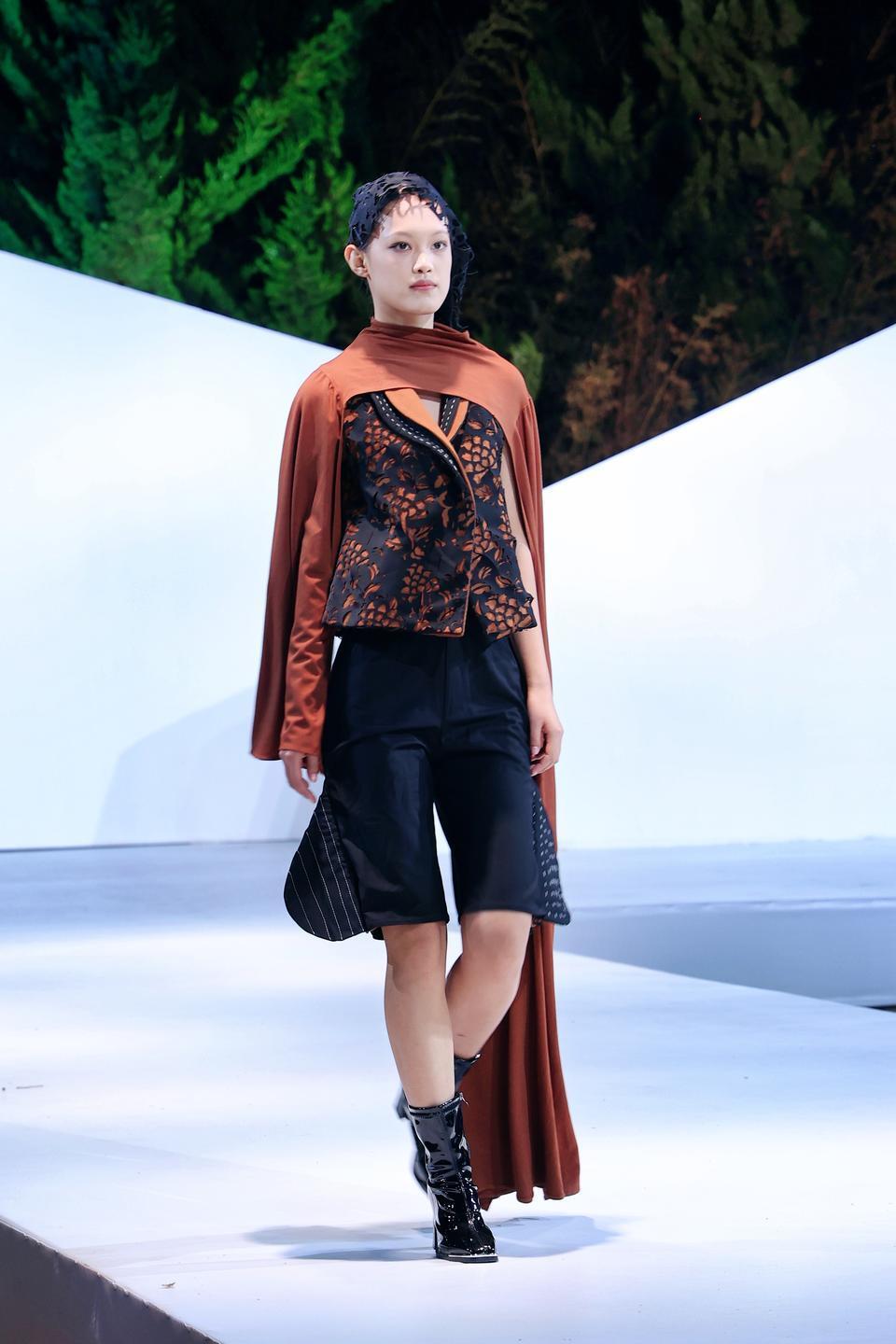 时装模特们演绎毕业生作品,山东工艺美术学院时尚发布会华丽动人