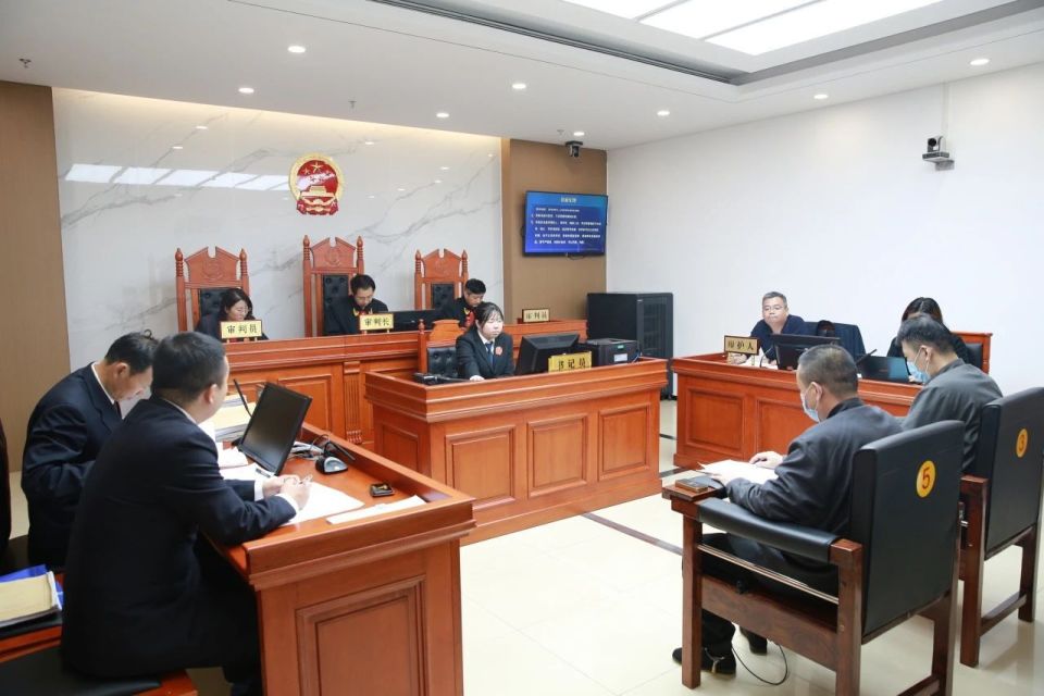 庭审现场.