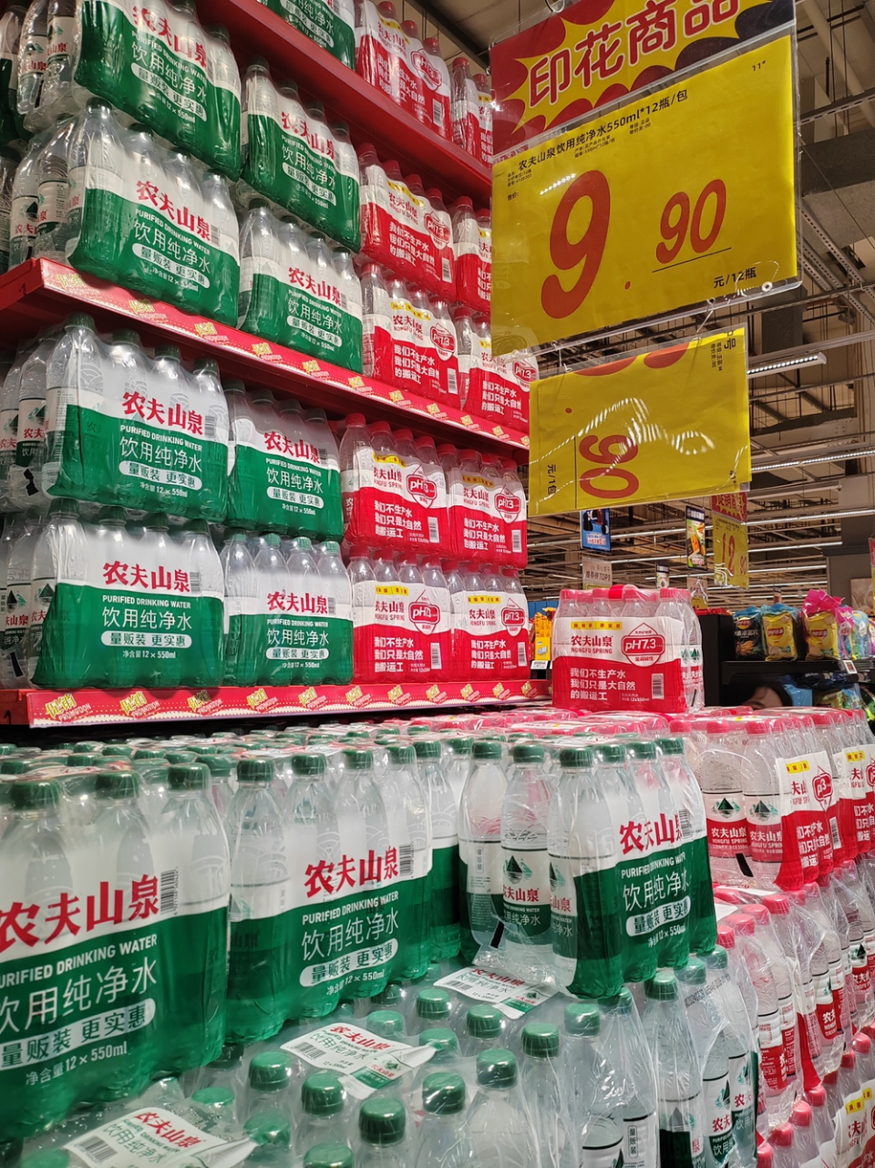 飲用水跌回“1元時代”：農(nóng)夫山泉0.74元/瓶，怡寶、娃哈哈等應戰(zhàn)