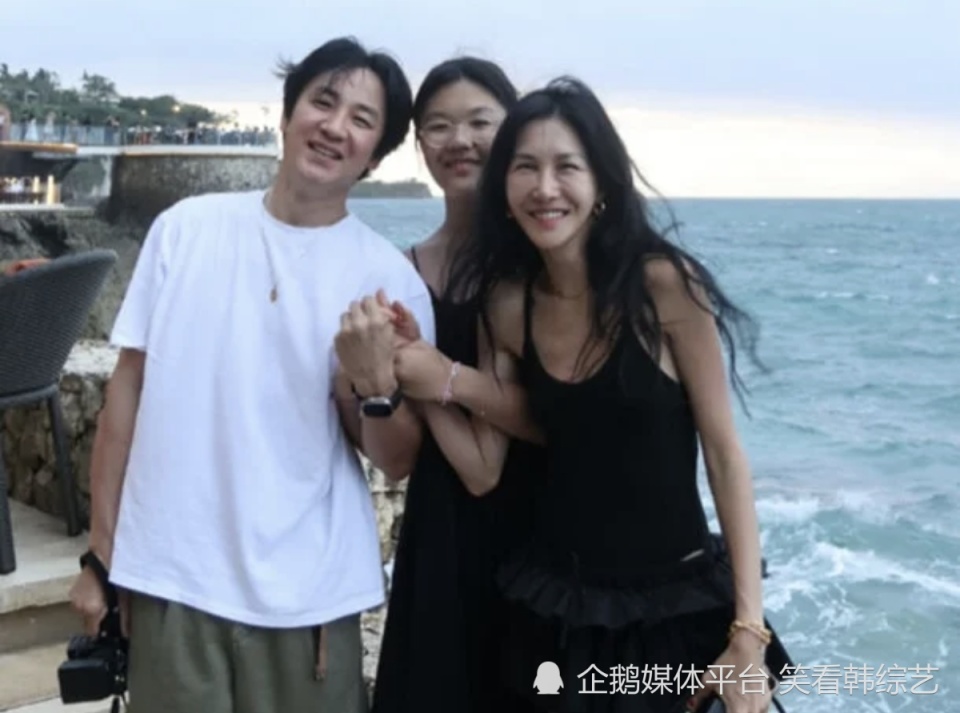 严泰雄全家巴厘岛庆喜！女儿考上艺术名校，海边全家福甜翻全网_腾讯新闻