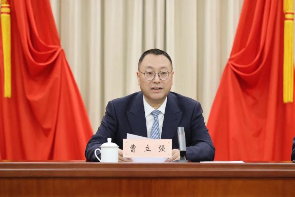 在全会第一次会议上,区委书记曹立强传达十二届市委六次全会精神,代表