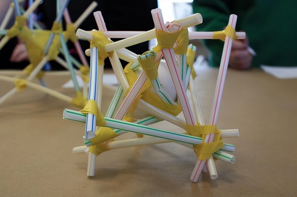 海绵,气泡膜等物品把鸡蛋包得严严实实的,使鸡蛋在精心呵护下着陆;有