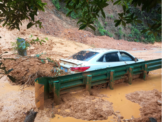 小车陷入泥石流桂林公路抢险人员紧急救援