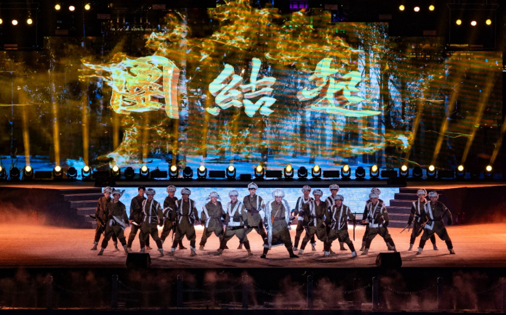 炸点和烟火特效营造出枪林弹雨的抗战场面,松江两岸狼烟四起.