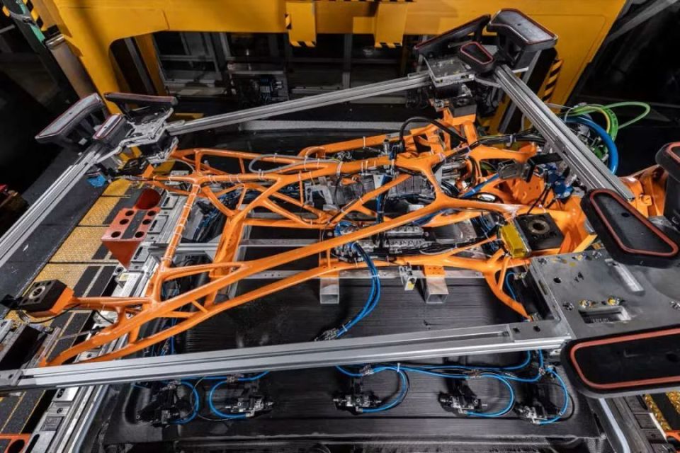 宝马3d打印生产汽车零件和辅助工具