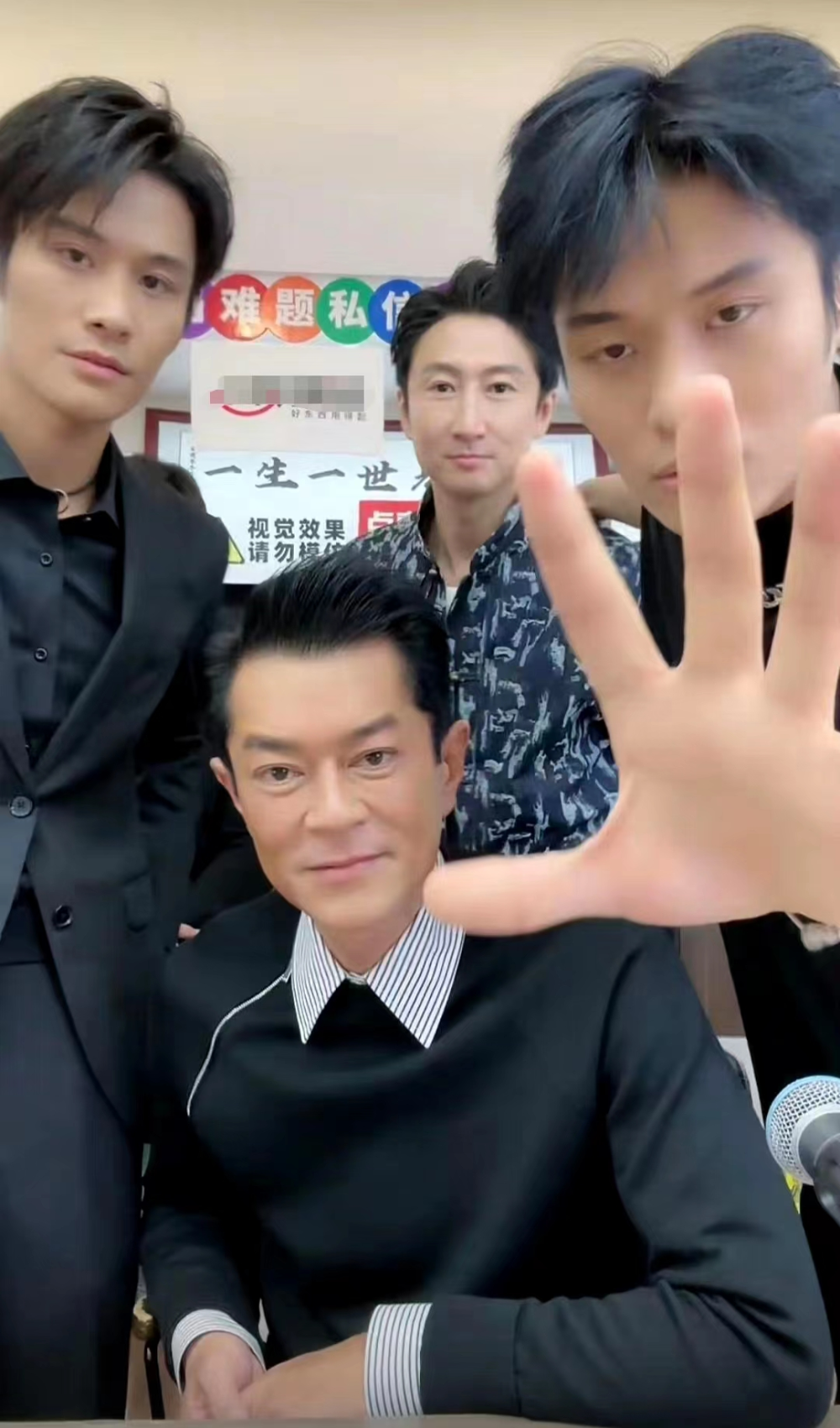 最后,古天乐竟然跑到网红直播间去宣发这部电影了,巨星这样是不是太