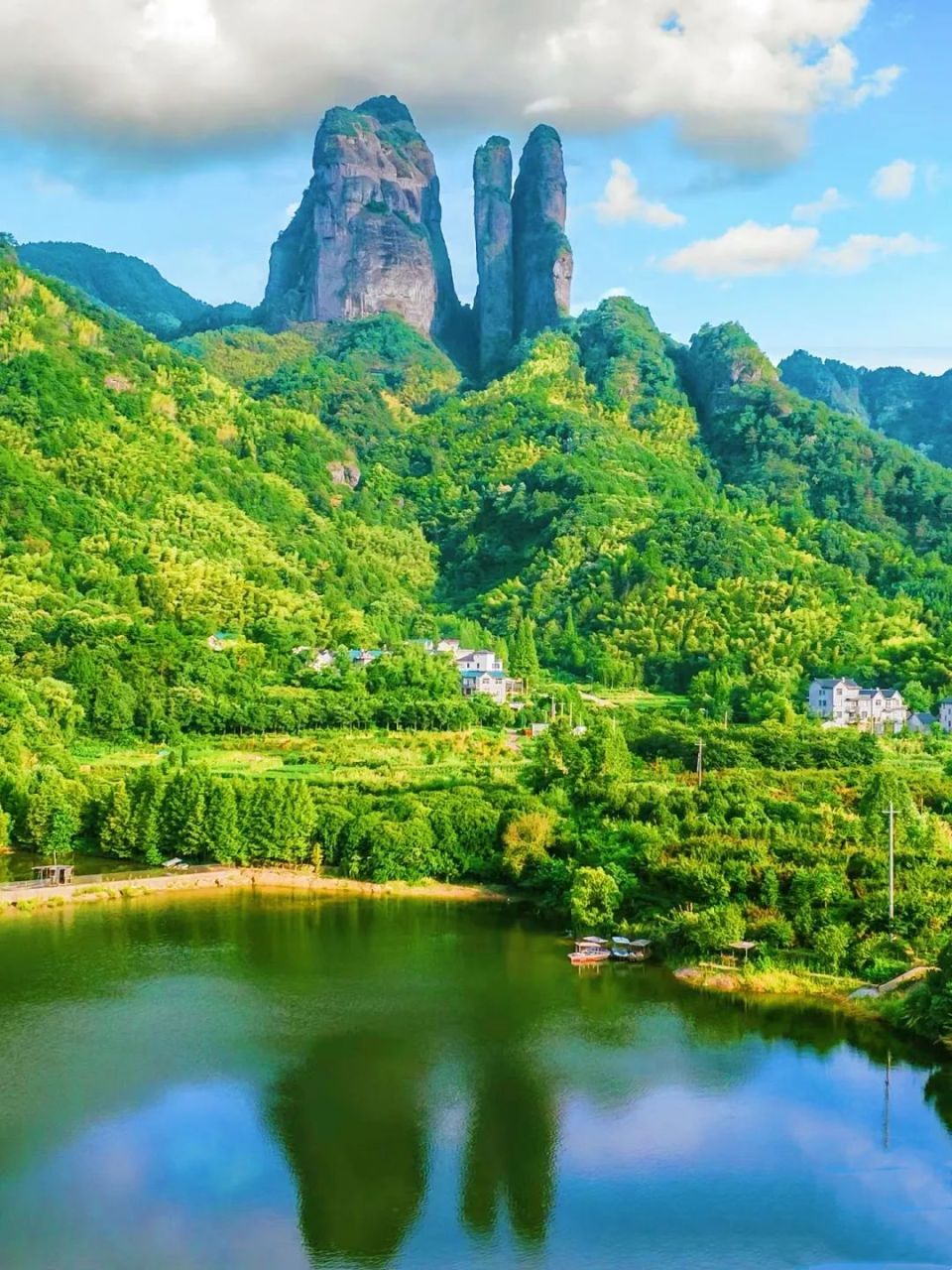 行走的cat小城内有徐霞客曾三次登顶的山峰,有金庸笔下避世古镇的原型