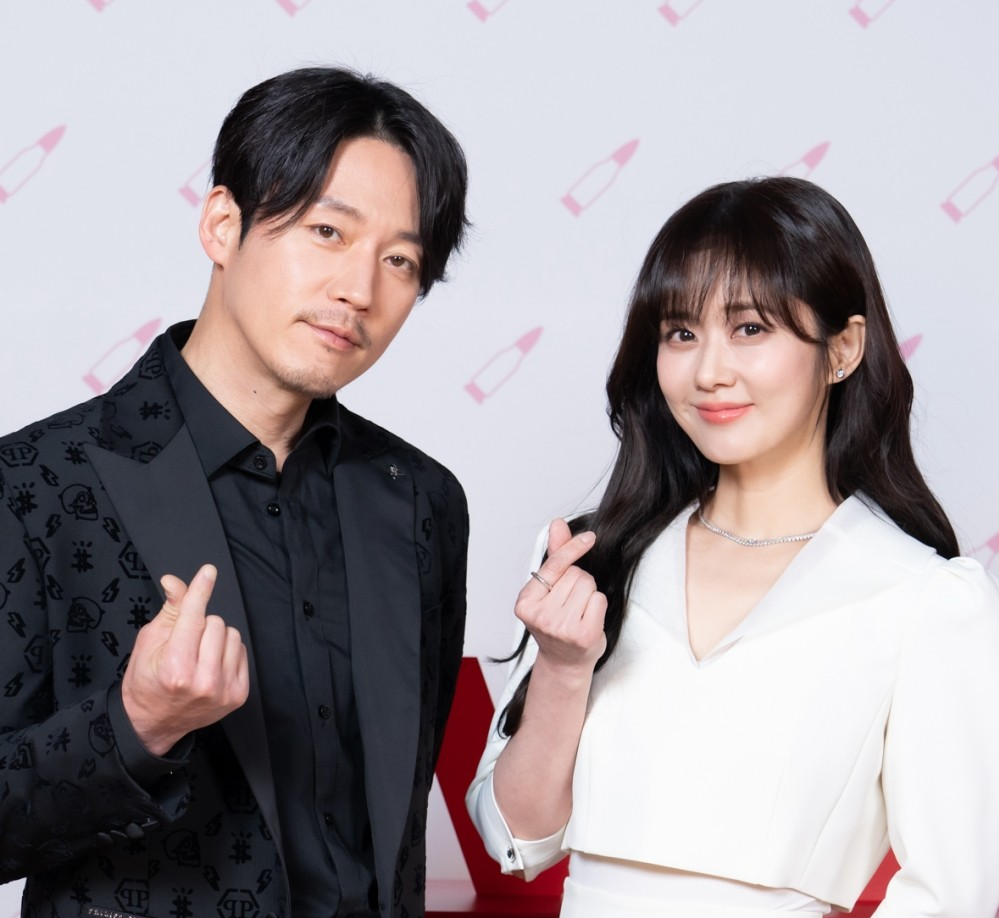 另外,即将在4月17日播出的《特务家族》中,张赫在剧中饰演白天是贸易