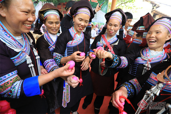 壮族"非遗"文化传承人王光祥带来了壮族"巴乌,叶哨,么经"等技能展演