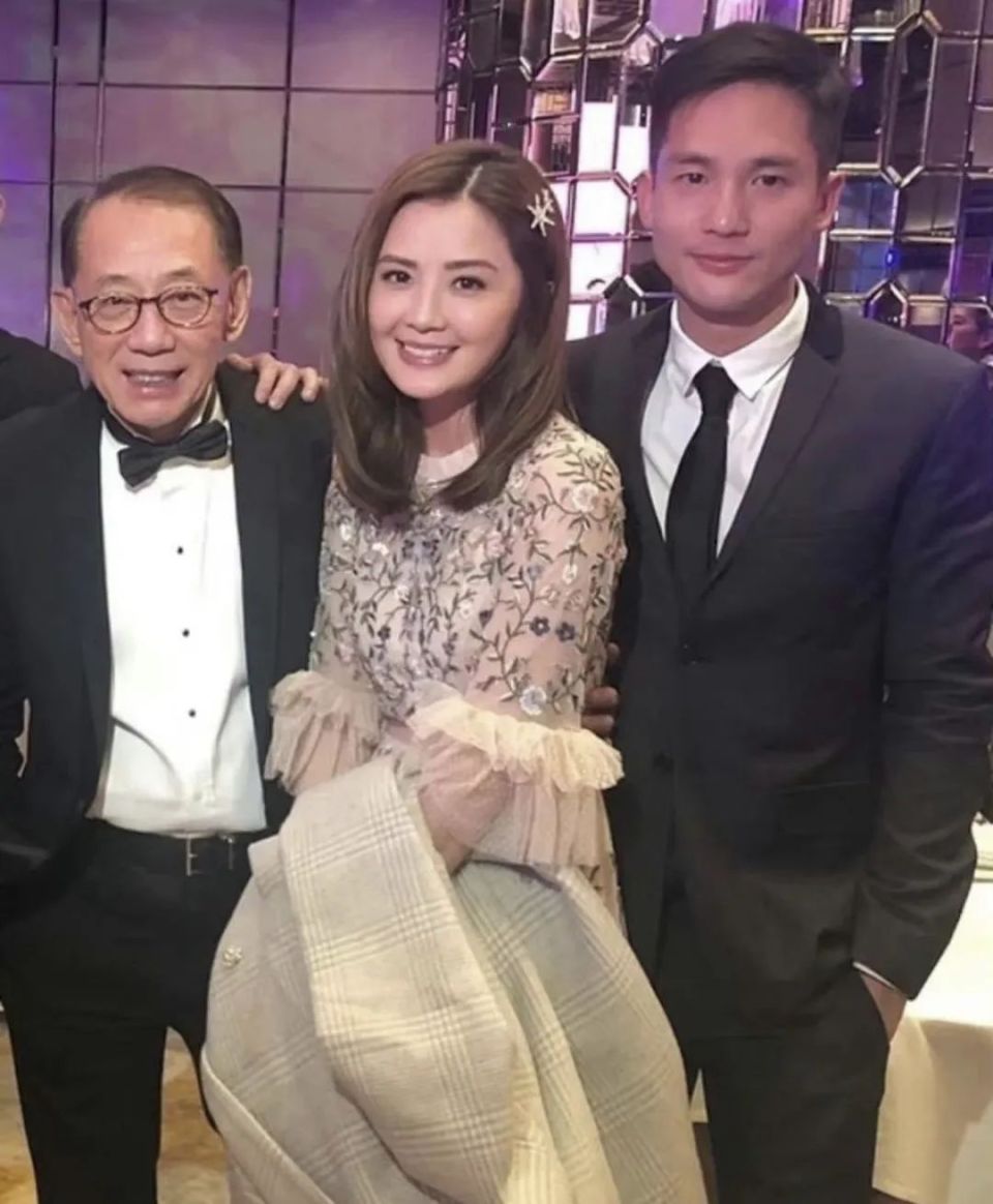 Twins组合香港开唱，阿娇阿Sa泪洒红馆，出道22年仍受粉丝追捧_腾讯新闻