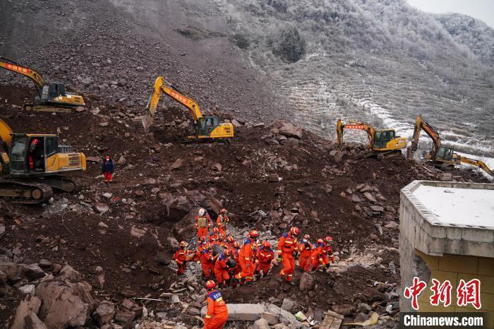 云南镇雄山体滑坡致44人遇难遇难者家庭由政府统一安置