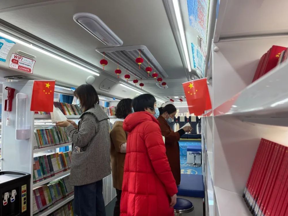 图书流动服务车内包含少儿类,文学类,医药卫生类,文化教育类,养生保健