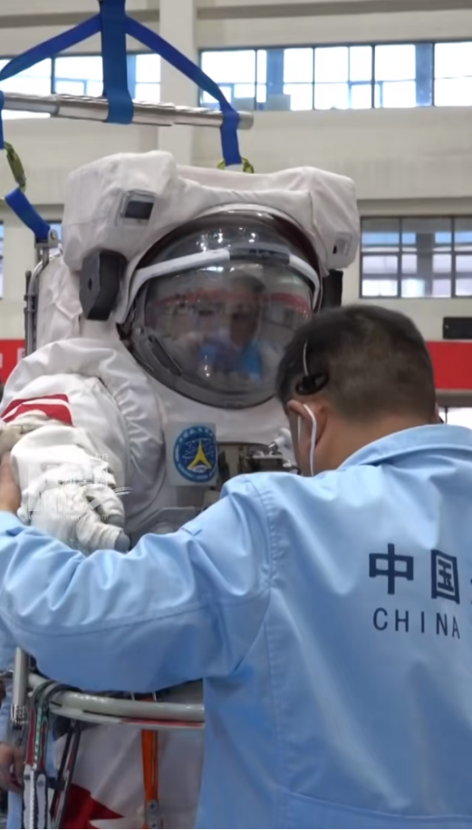“最好的男子汉去飞行！”山东90后小伙宋令东终圆太空梦_腾讯新闻