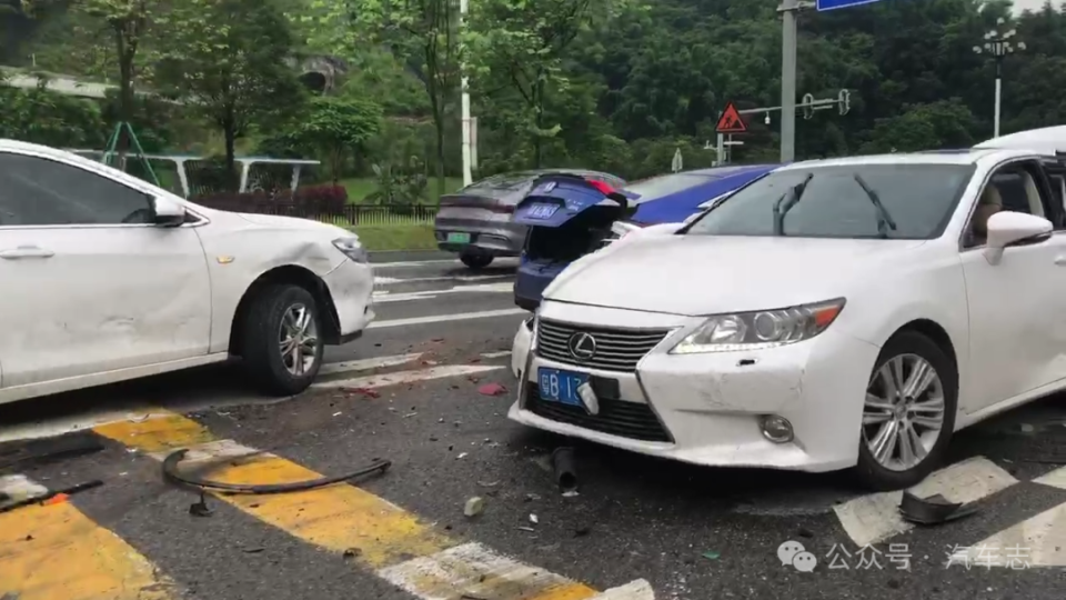 突发!广州广汕路一重载货车追尾16辆小汽车,网友:各大厂家碰撞测试