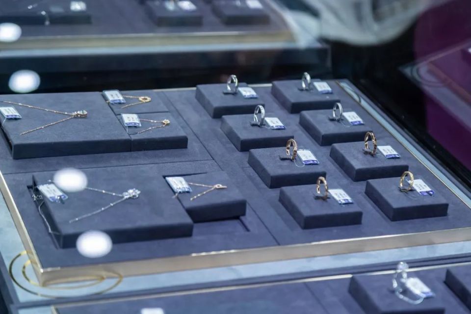 钻石价格暴跌,那些花十几万买结婚钻戒的人,后悔了吗?