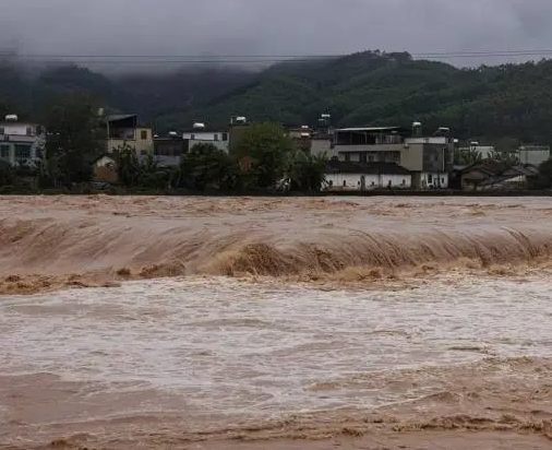 直升机出动,韶关救援一线直击丨交警冒雨护考丨新丰明日停课