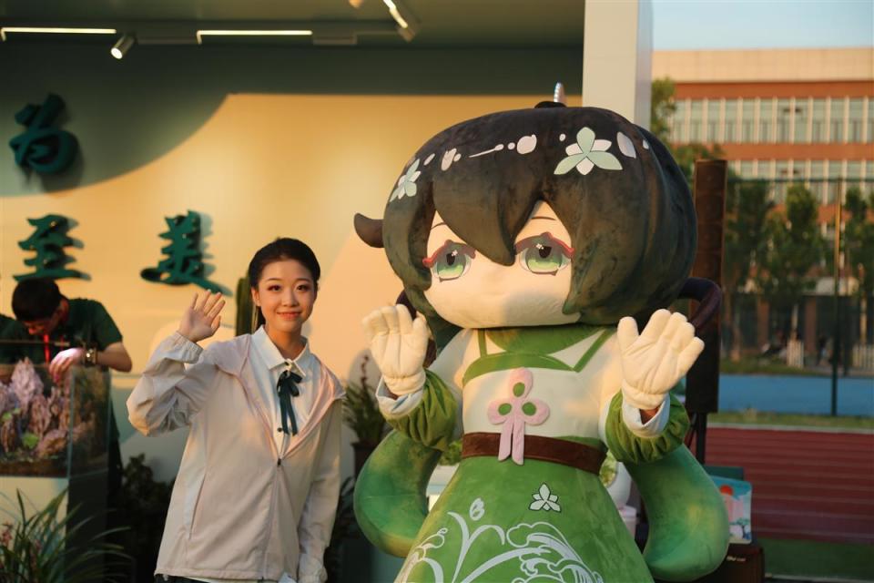 "她叫小芷,是以我们的校花——兰花为灵感设计的,是代表着我们学校