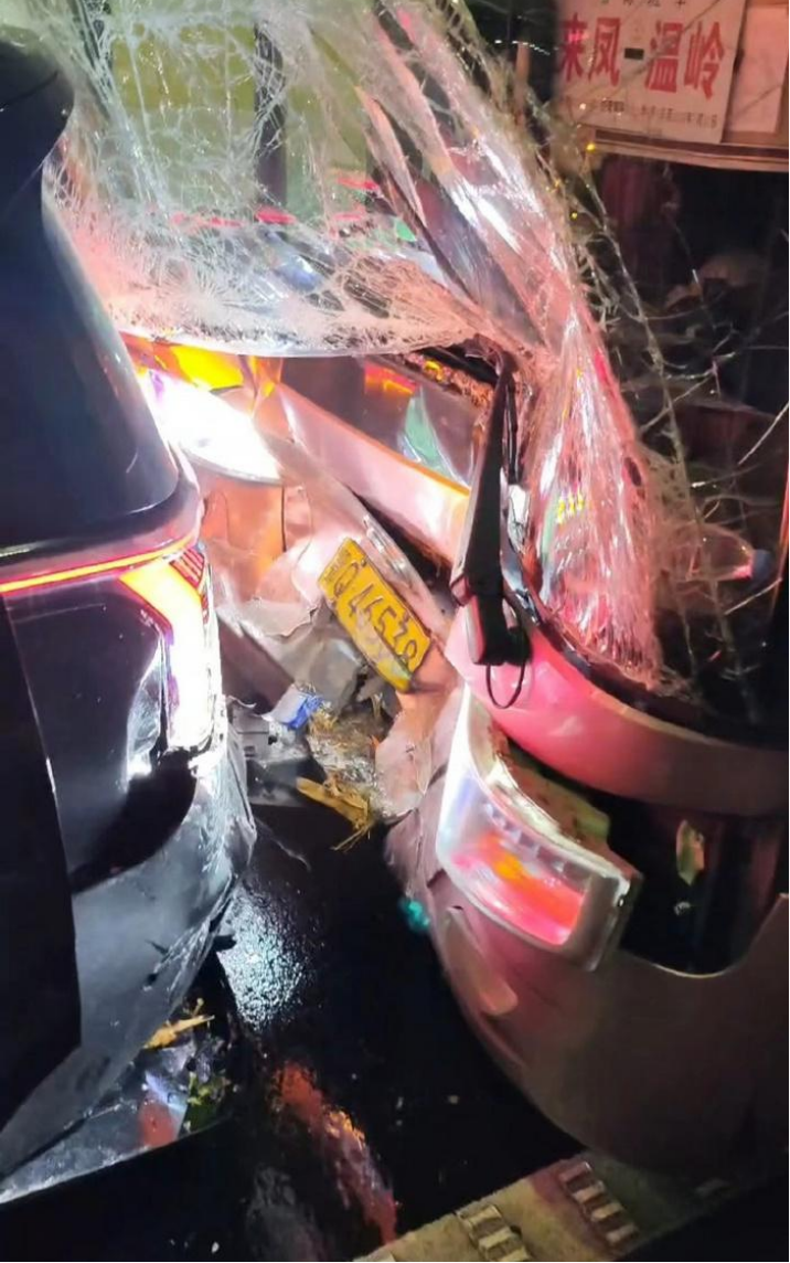 极氪009追尾半挂车,除了那坚强的a柱,还有什么值得关注?-腾讯新闻