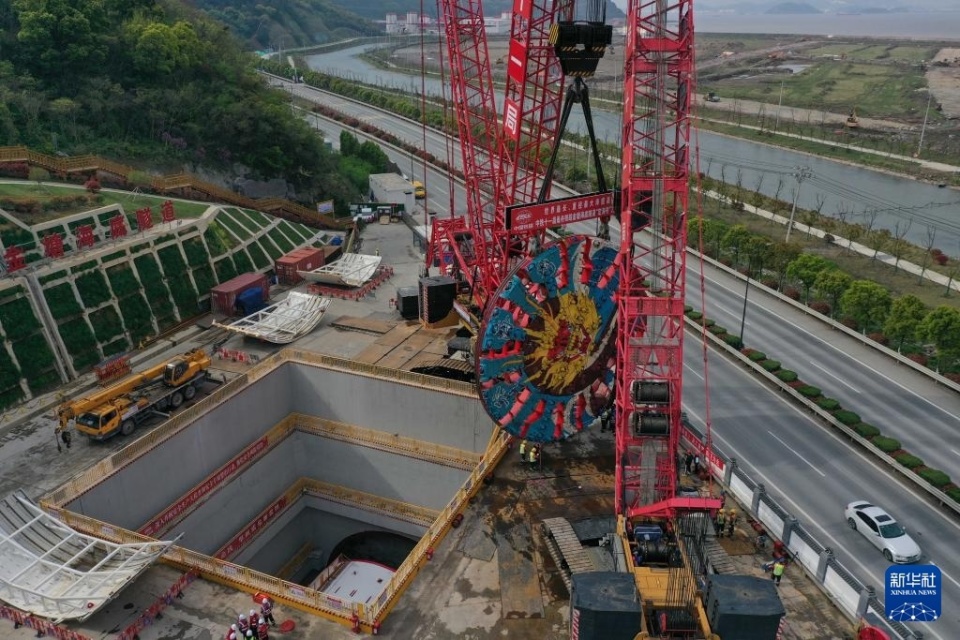 甬舟铁路金塘海底隧道"定海号"盾构机核心部件组装完成_腾讯新闻