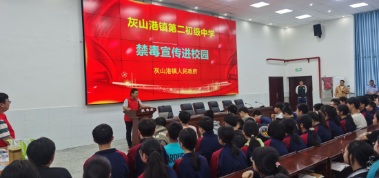 三堂街镇在镇完小,开展"利剑护蕾,送法进校园"主题宣传活动.