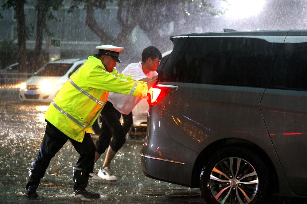 陕西渭南:交警暴雨中执勤(组图)