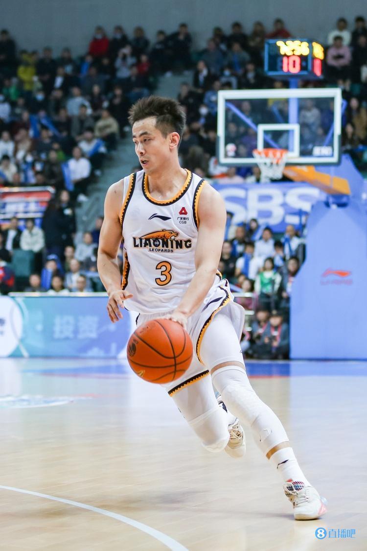 本场比赛,辽宁球员赵继伟出战41分钟,投篮17中8,三分球13中6,罚球4中4