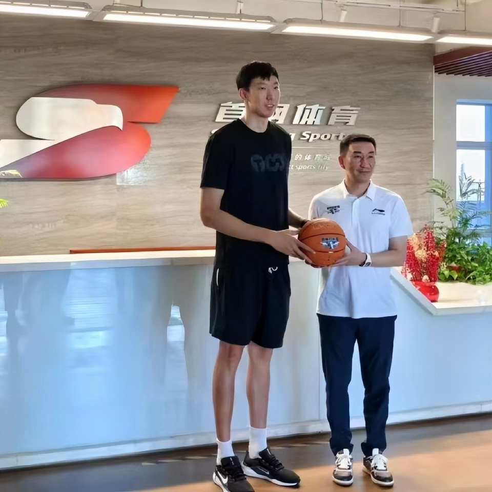 正式签约！周琦加盟北京队，与张云松合影，两人笑容满面_腾讯新闻