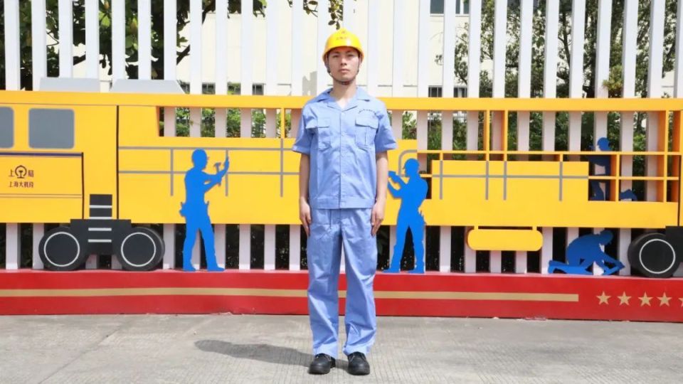 采用轻薄透气的面料具有良好的吸湿排汗功能衣服宽松通风上衣贴心设计