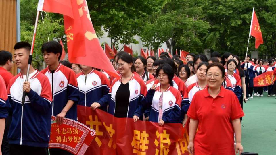 击掌送祝福,胶州二中学子青春逐梦,轻装上阵