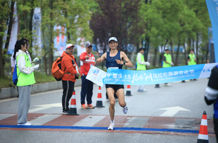 龙水湖畔好风日 正是乘风奔跑时  2024重庆大足环湖马拉松鸣枪开跑
