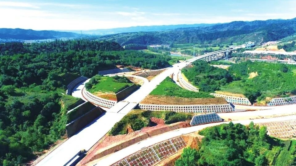 路网建设结硕果 高歌猛进促发展——山西省"县县通高速"建设加快推进