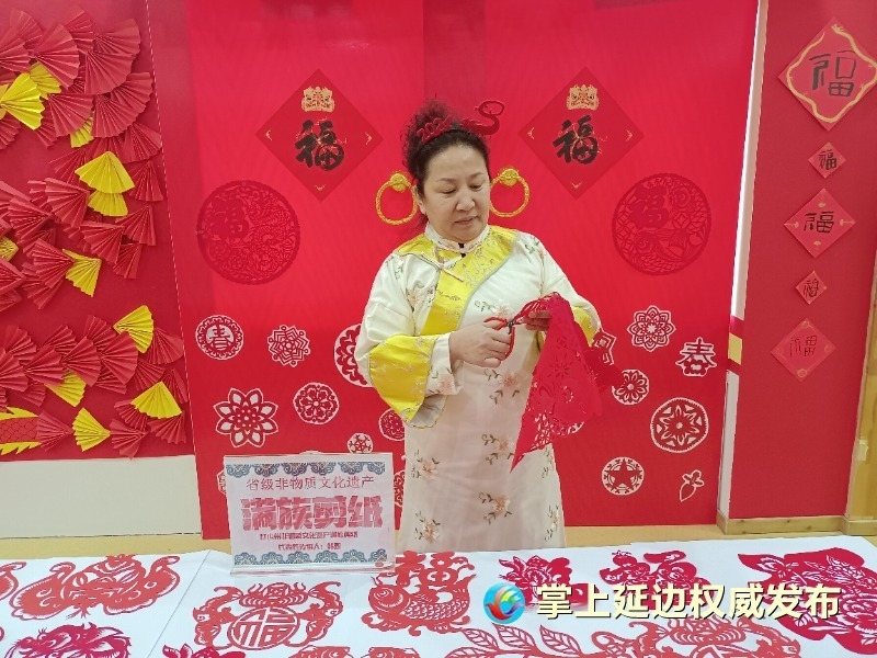 "3月12日,记者采访了韩双,作为延边州非物质文化遗产满族剪纸代表性
