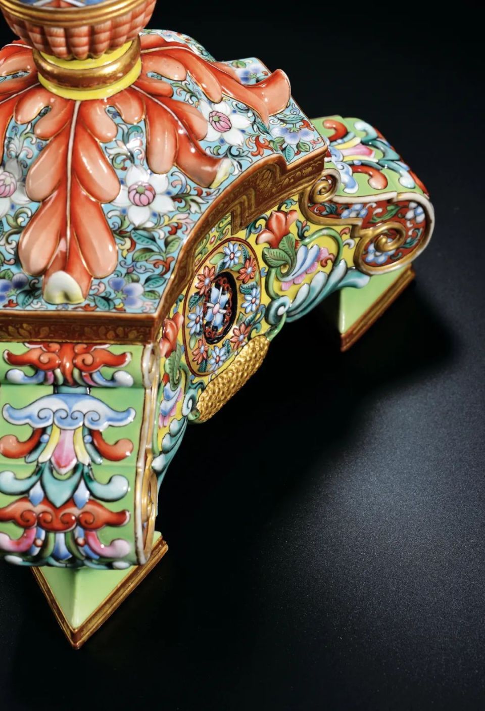 北京保利拍卖丨以器载道：清雍正御制洋彩浮雕巴洛克式花卉螭龙纹花台