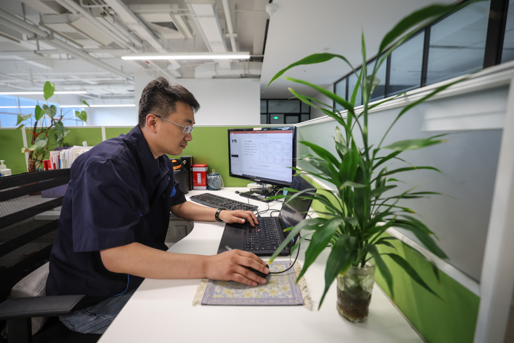 新职业故事丨机器人研发工程师:让"铁疙瘩"听懂话,干对活(2)