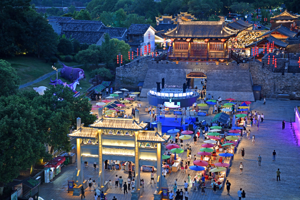 赣州郁孤台历史文化街区灯火璀璨,市民和游客在这里逛夜间市集,赏夜景