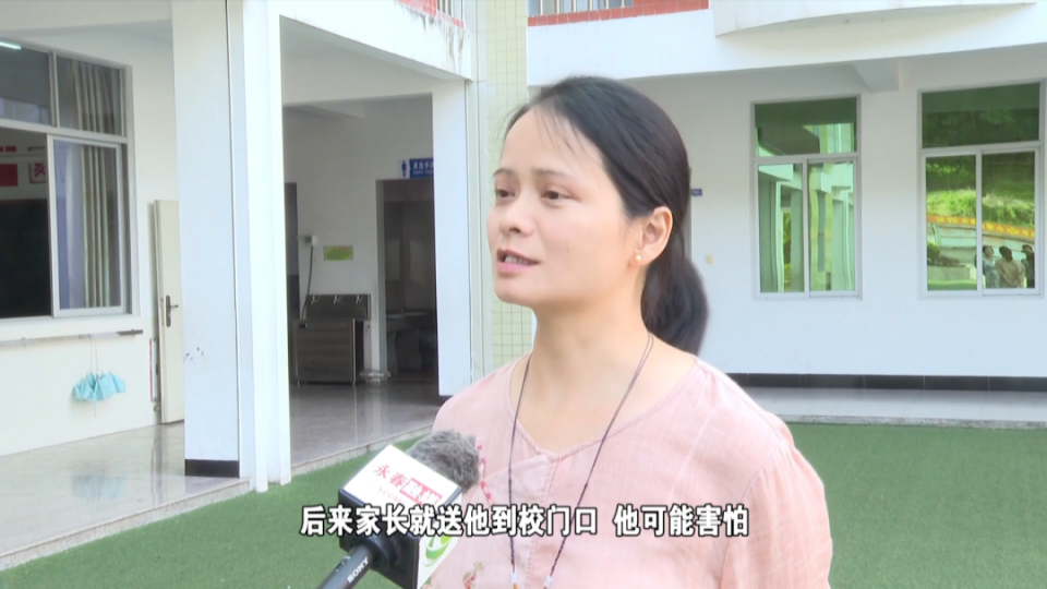 的注意一名一年级的小学生竟然在学校门口在永春县玉斗中心小学近日熊